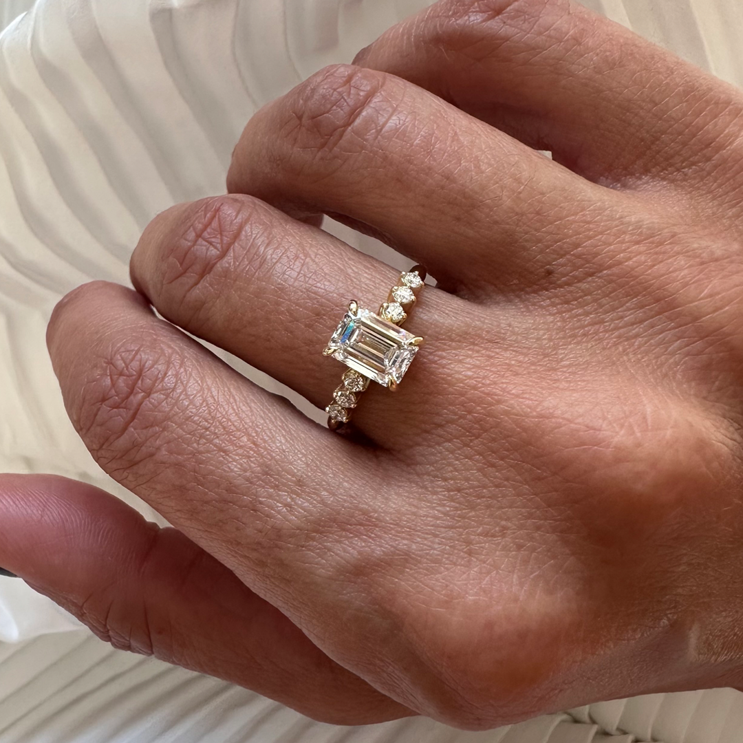 18K Yellow Gold Emerald LAB Diamond Ring with 6 small Diamonds