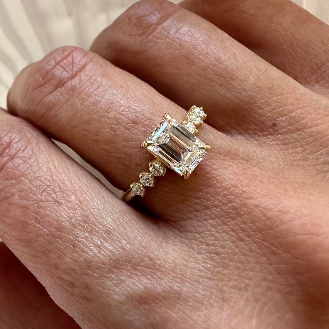 18K Yellow Gold Emerald LAB Diamond Ring with 6 small Diamonds