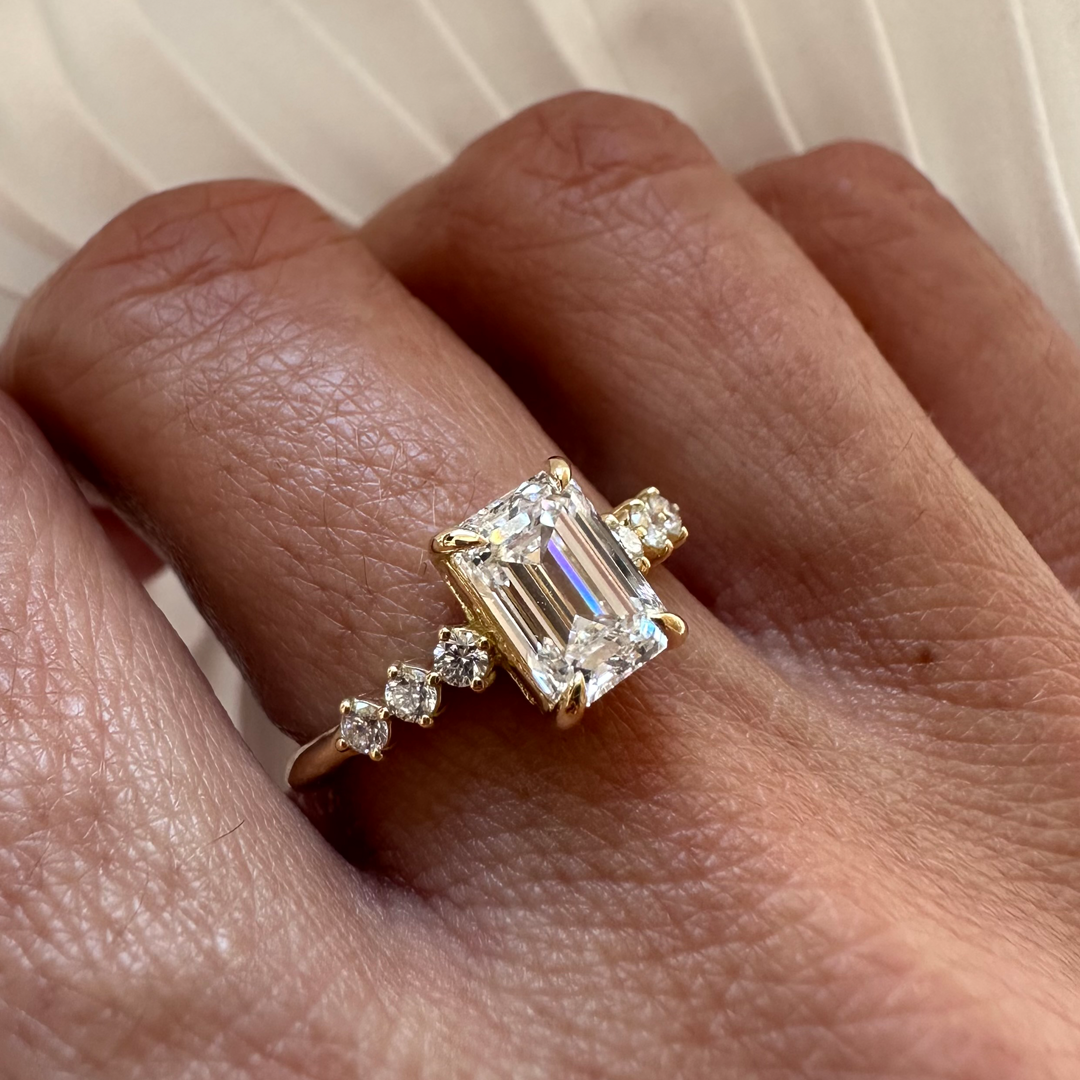18K Yellow Gold Emerald LAB Diamond Ring with 6 small Diamonds