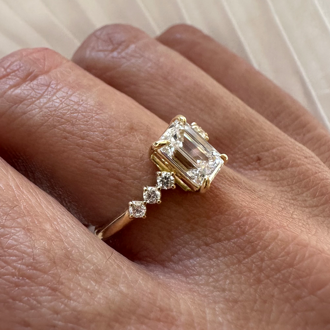 18K Yellow Gold Emerald LAB Diamond Ring with 6 small Diamonds