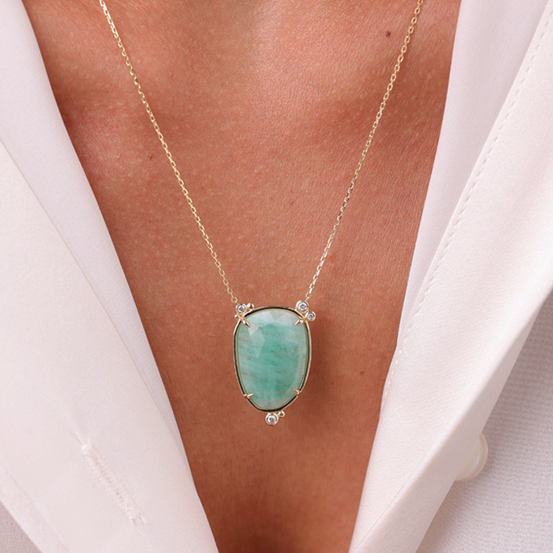 14K Gold Oval Emerald Necklace  with 4 diamonds