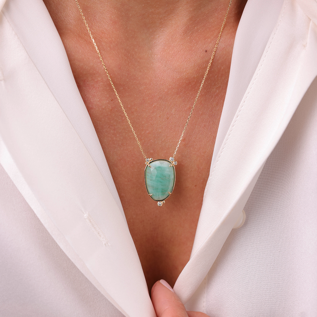 14K Gold Oval Emerald Necklace  with 4 diamonds