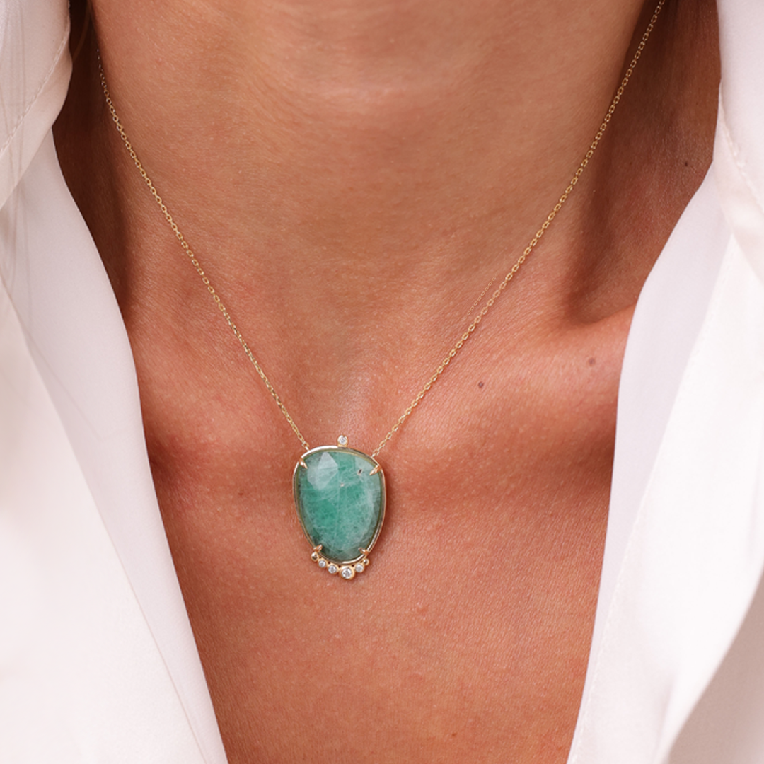 14K Gold Oval Emerald Necklace  with 5 diamonds