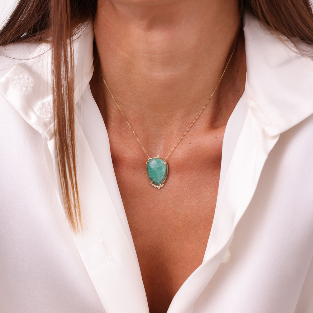 14K Gold Oval Emerald Necklace  with 5 diamonds