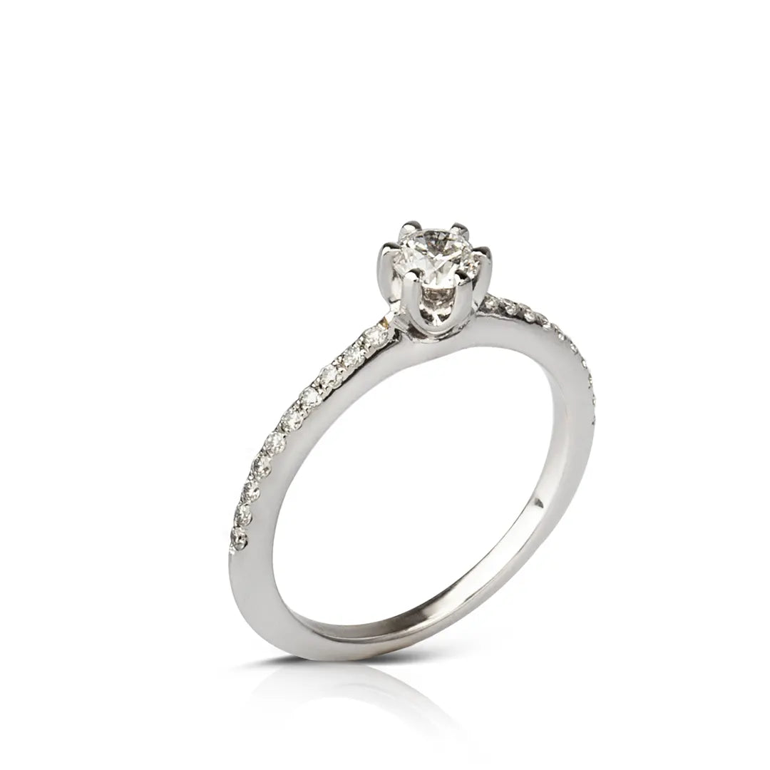 18K Gold Brilliant cut Diamond with sided tiny diamonds