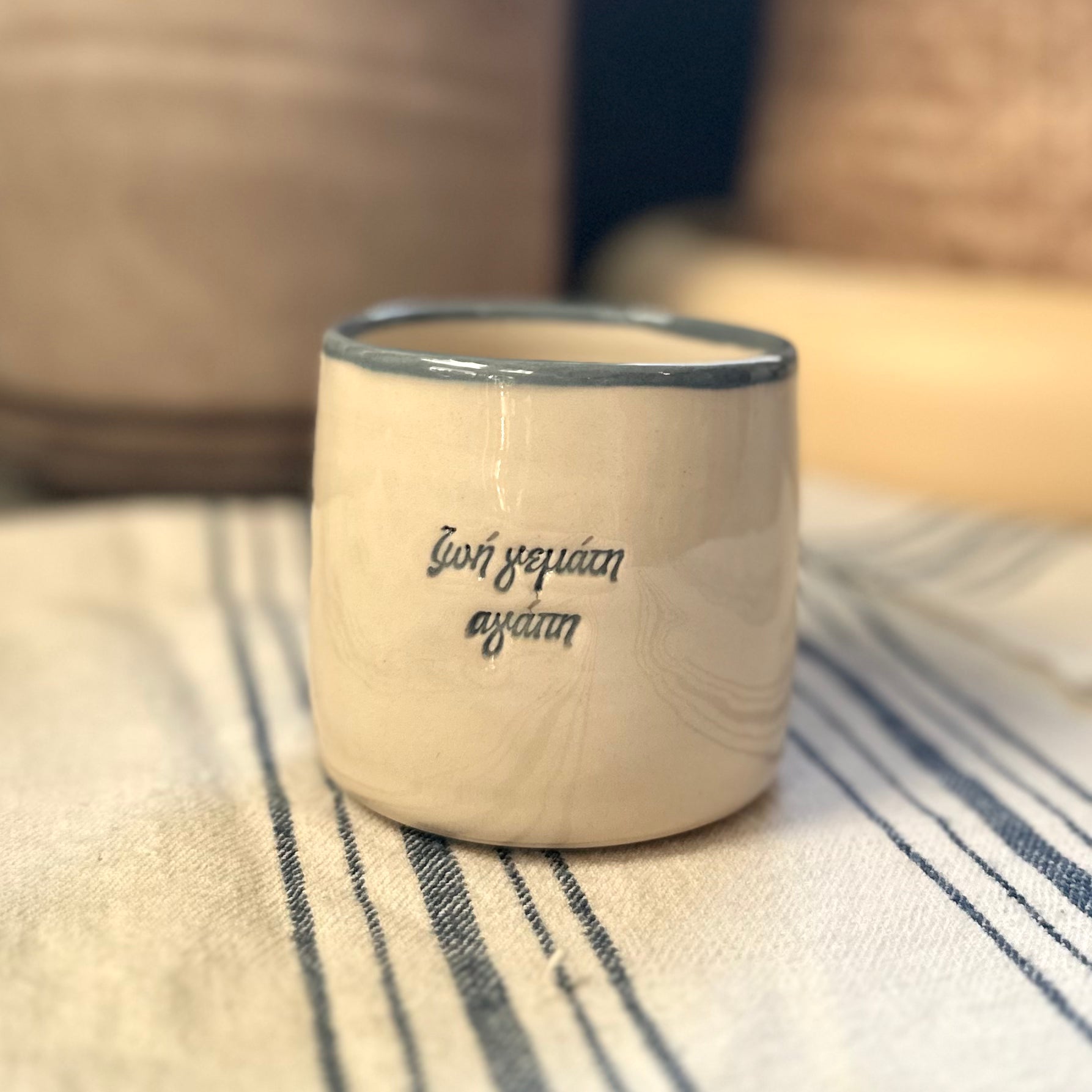 Handmade Ceramic Coffee Mug – "μέρα γεμάτη φως" & "ζωή γεμάτη αγάπη"