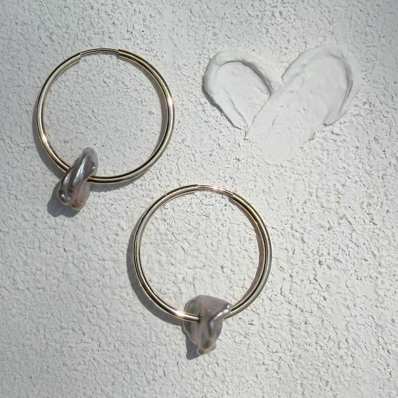 14K Gold thin round hoops with a baroque purple pearl - 25 mm