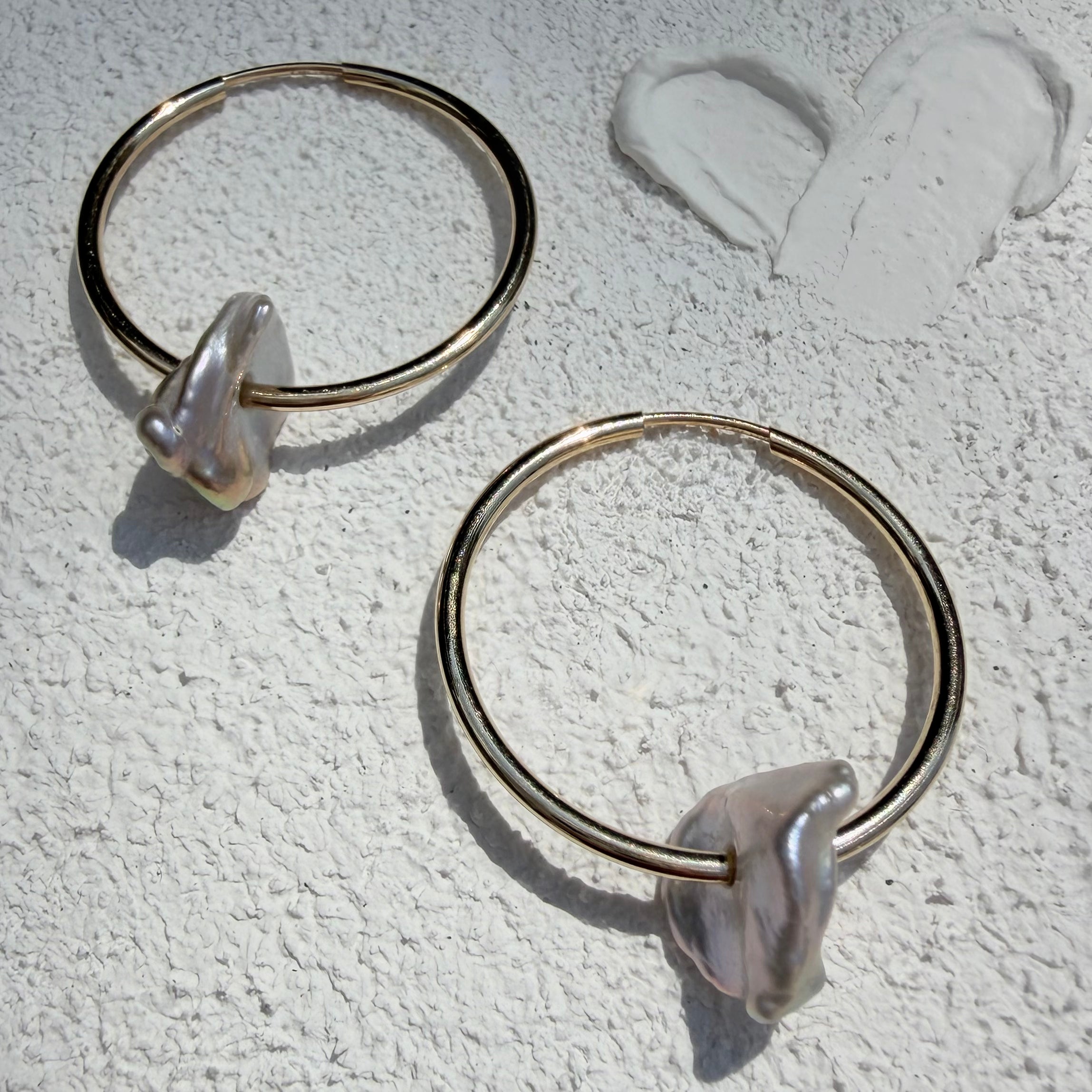 14K Gold thin round hoops with a baroque purple pearl - 25 mm
