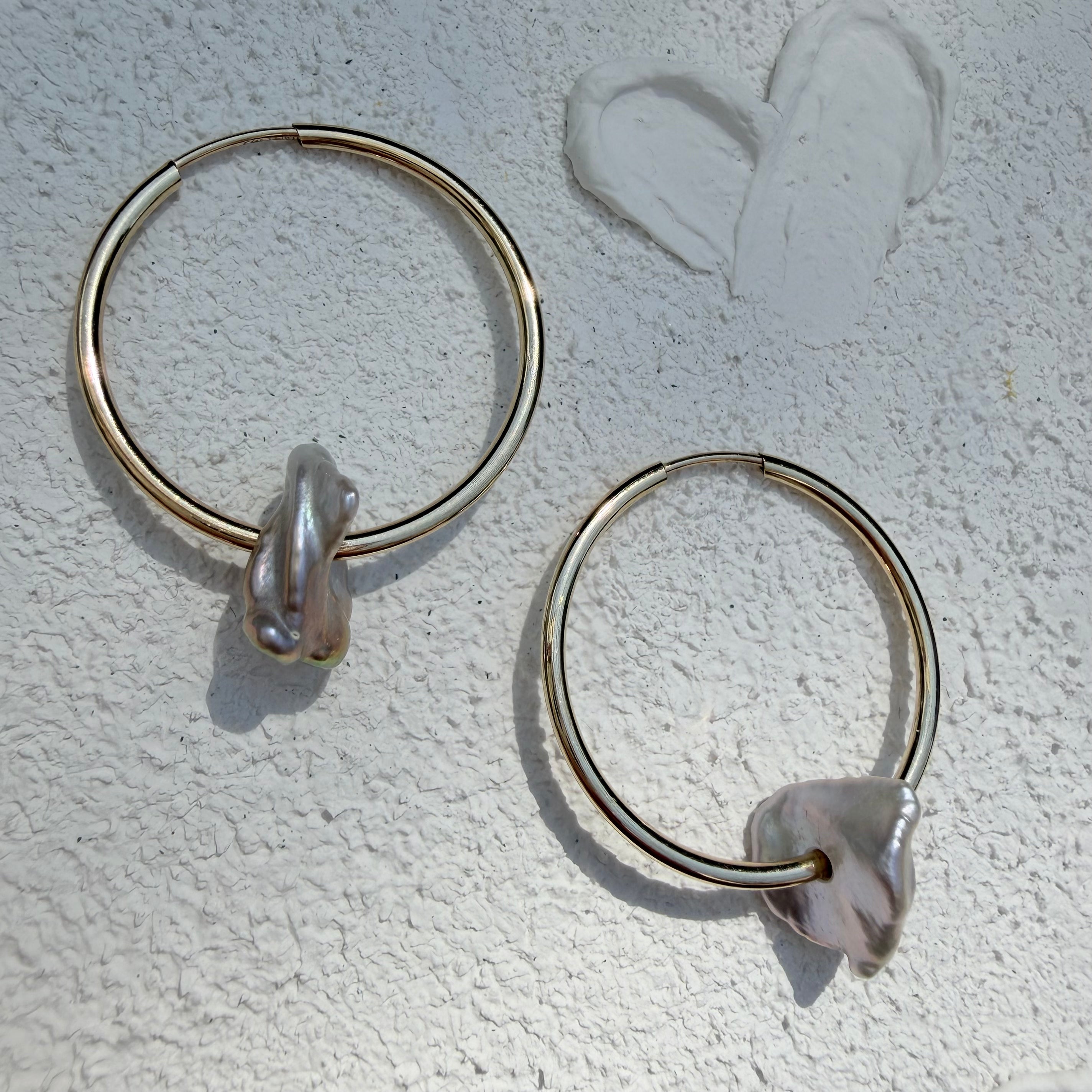 14K Gold thin round hoops with a baroque purple pearl - 25 mm