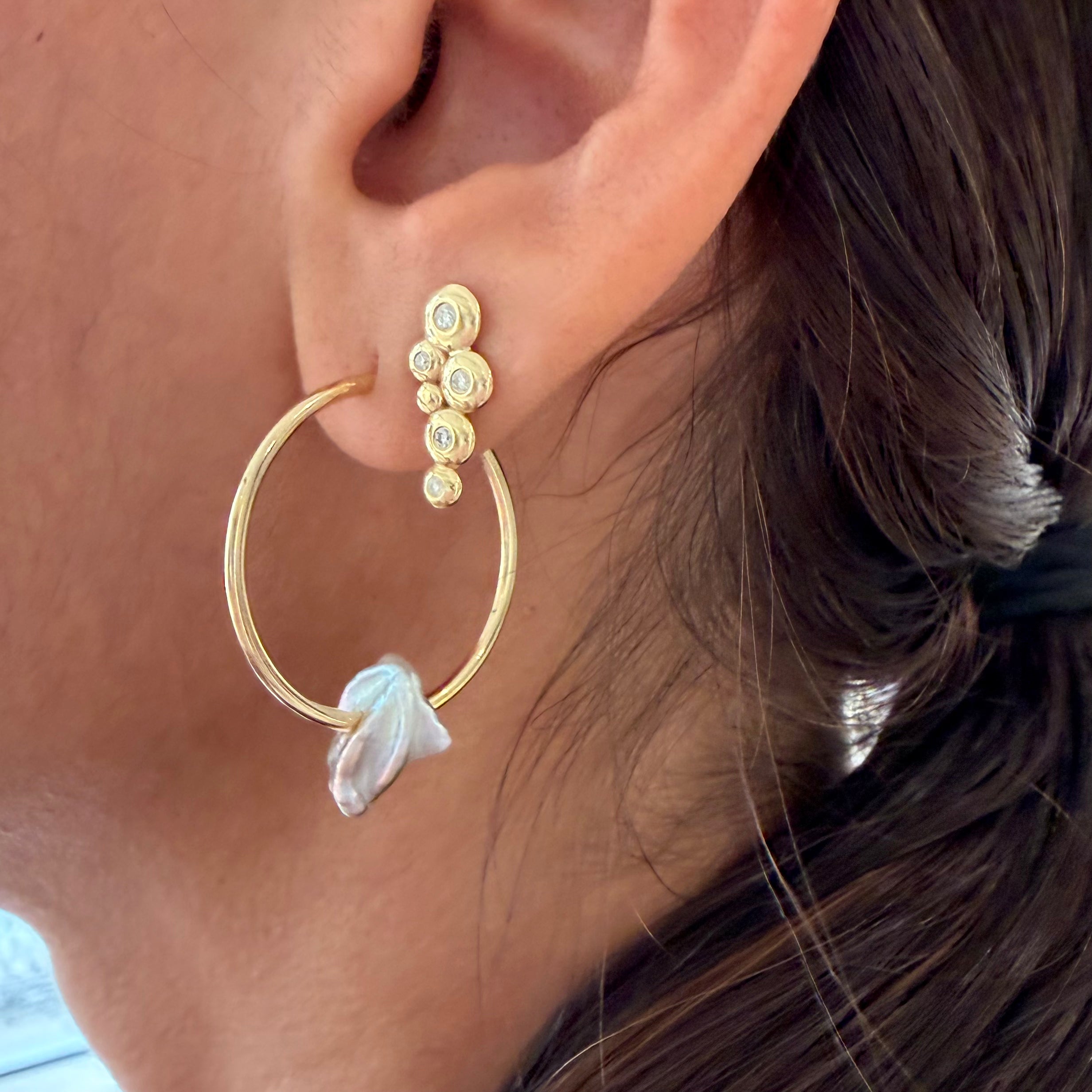 14K Gold thin round hoops with a baroque purple pearl - 25 mm