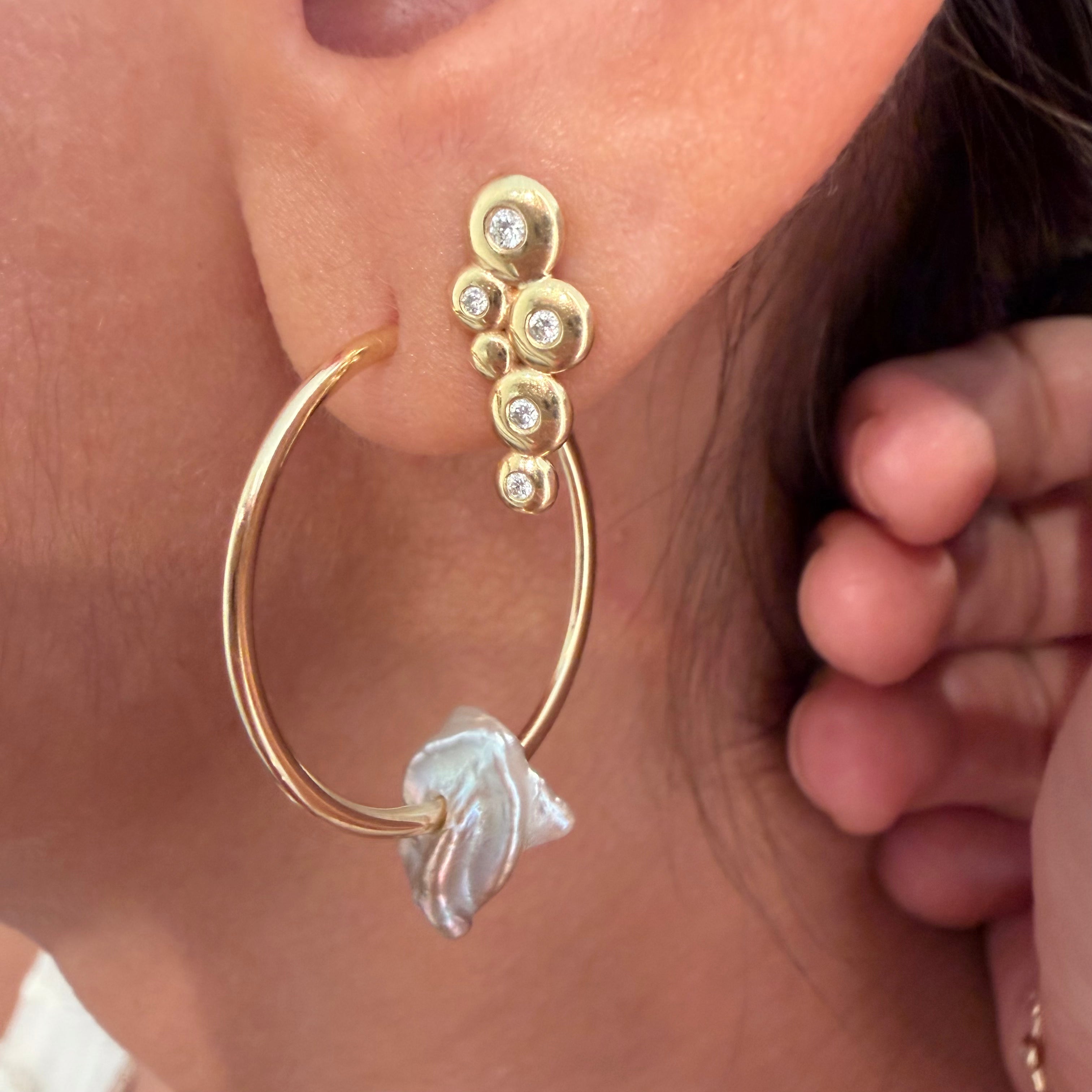 14K Gold thin round hoops with a baroque purple pearl - 25 mm
