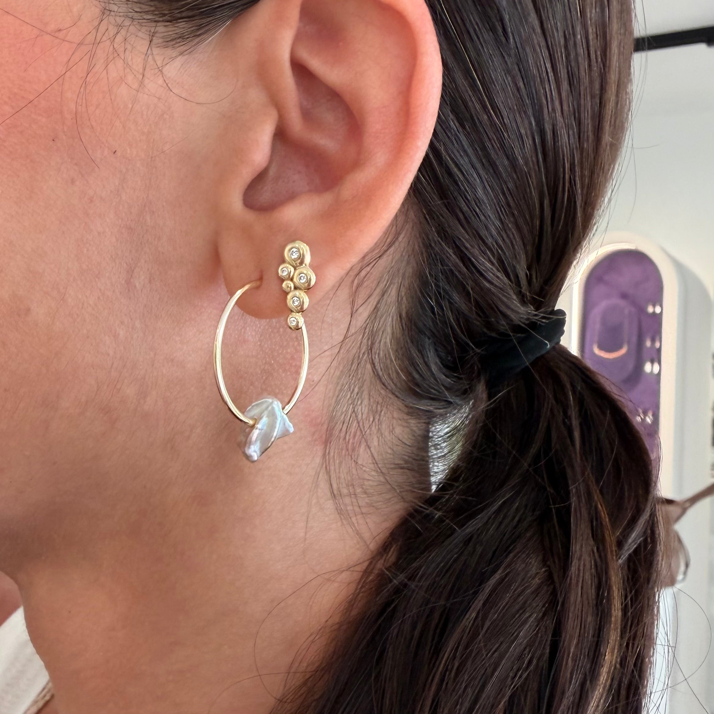 14K Gold thin round hoops with a baroque purple pearl - 25 mm