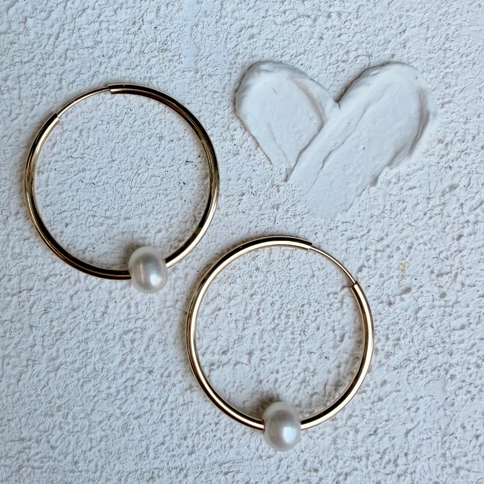14K Gold thin round hoops with a round white pearl - 30 mm
