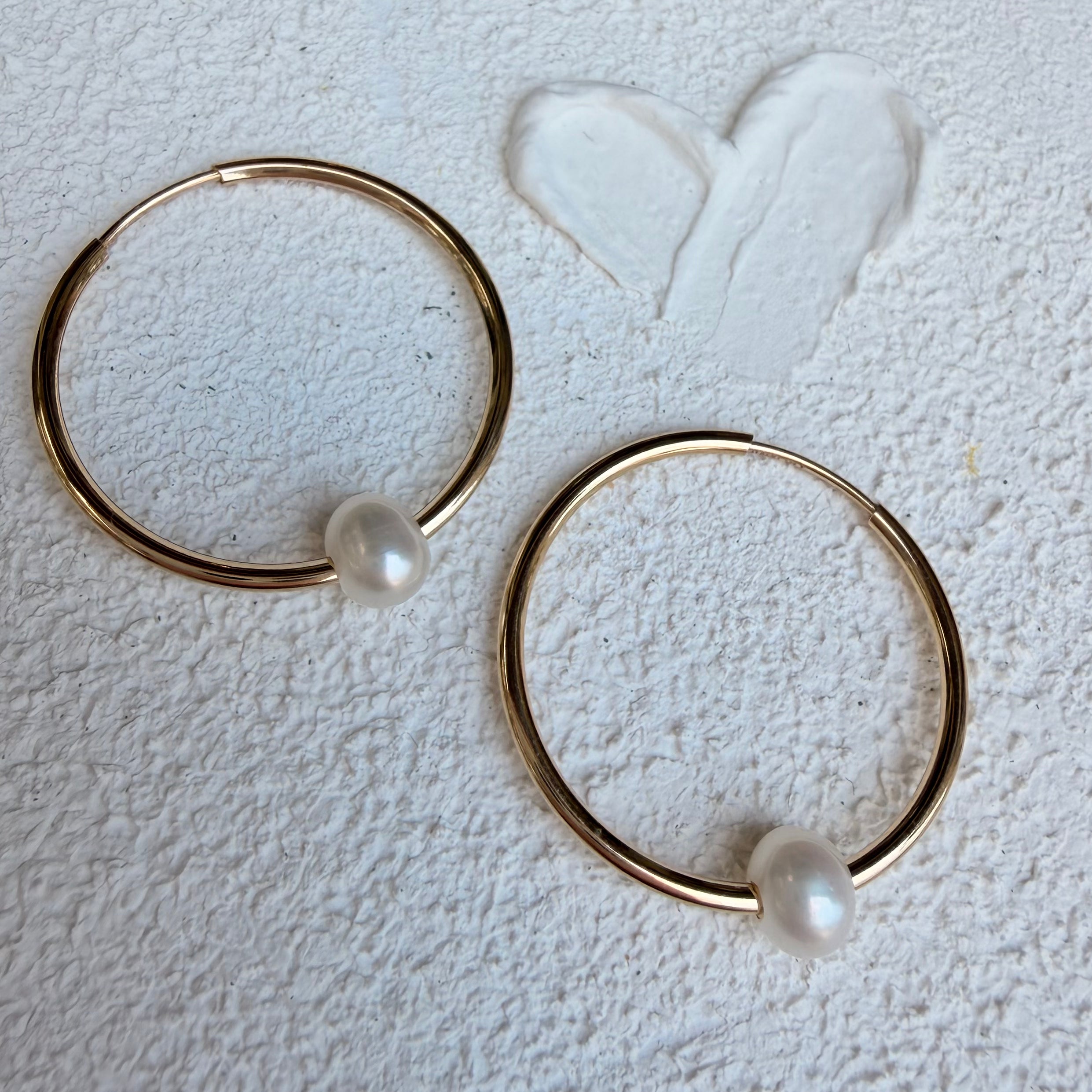 14K Gold thin round hoops with a round white pearl - 30 mm