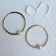 14K Gold thin round hoops with a round white pearl - 30 mm
