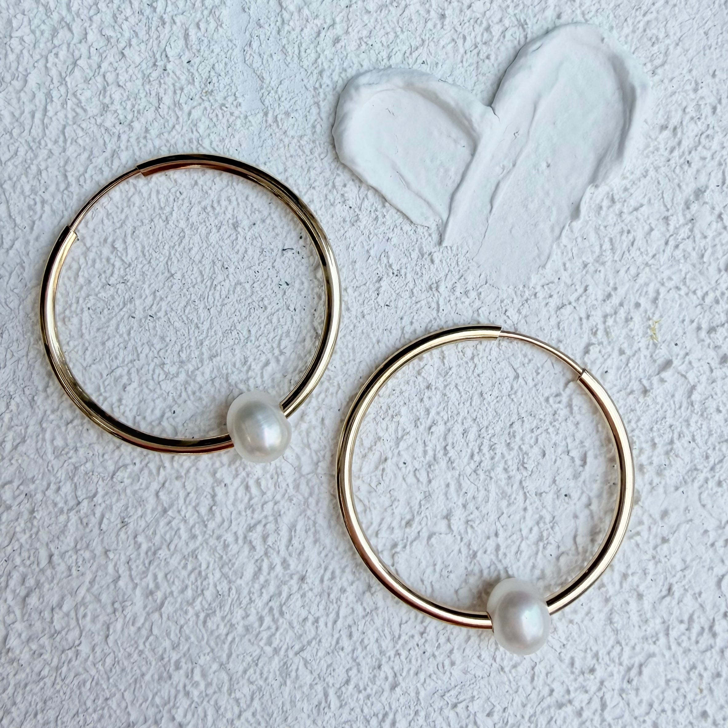 14K Gold thin round hoops with a round white pearl - 30 mm