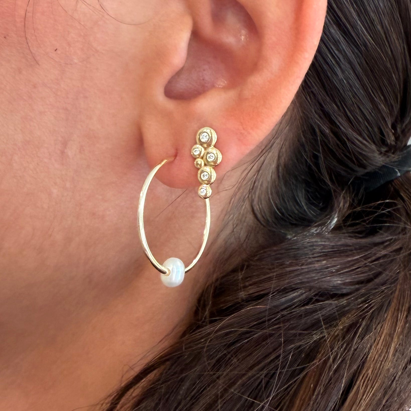14K Gold thin round hoops with a round white pearl - 30 mm