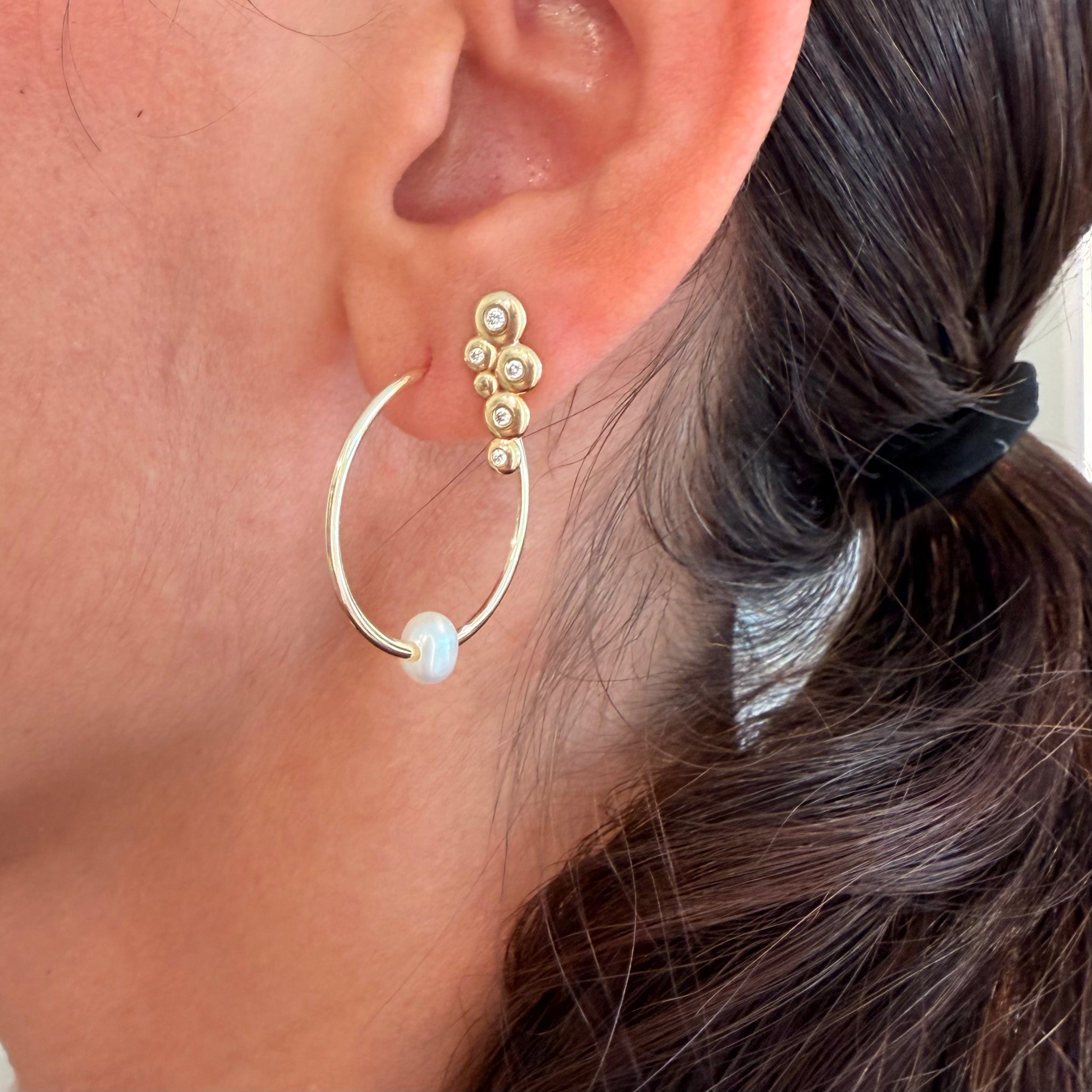 14K Gold thin round hoops with a round white pearl - 30 mm