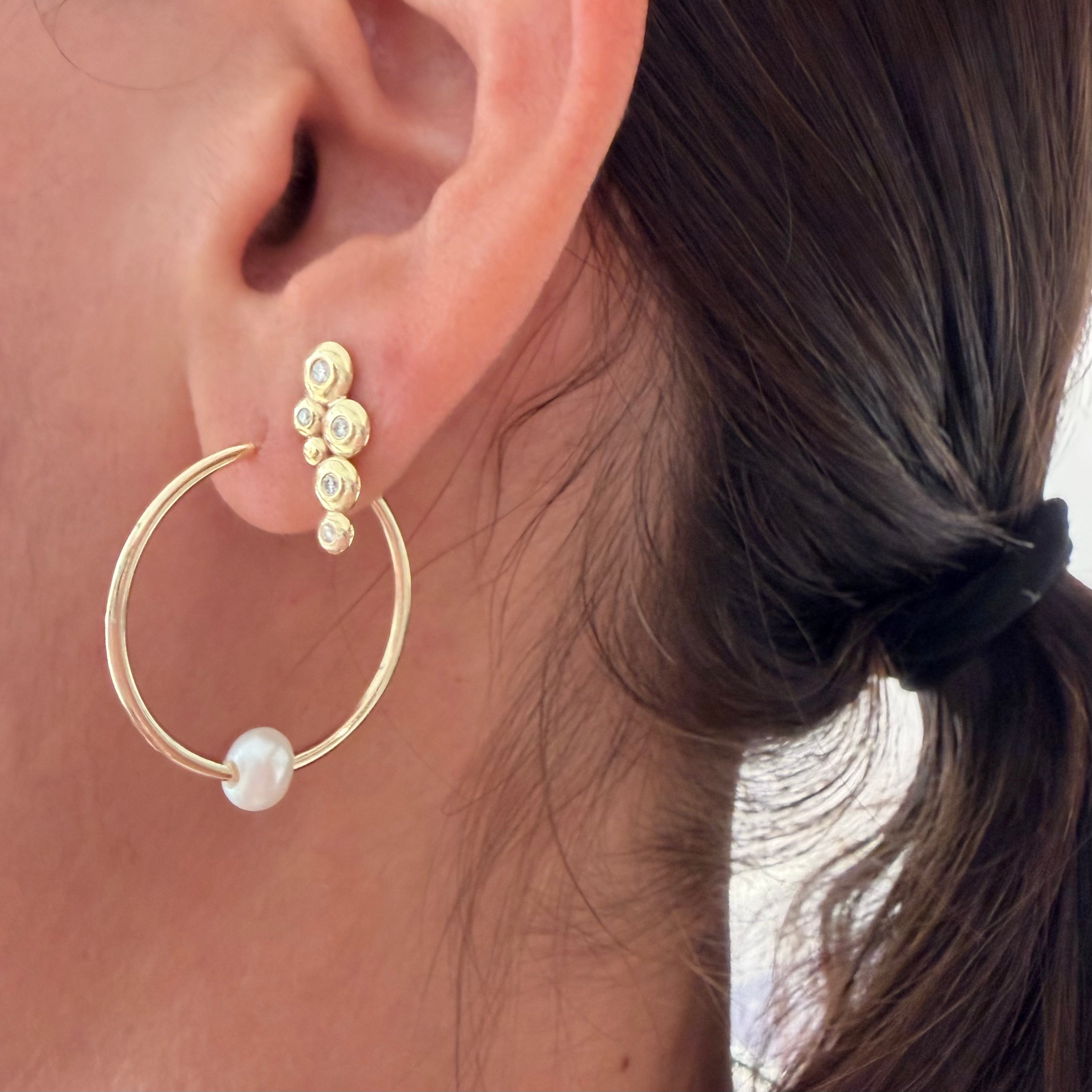 14K Gold thin round hoops with a round white pearl - 30 mm