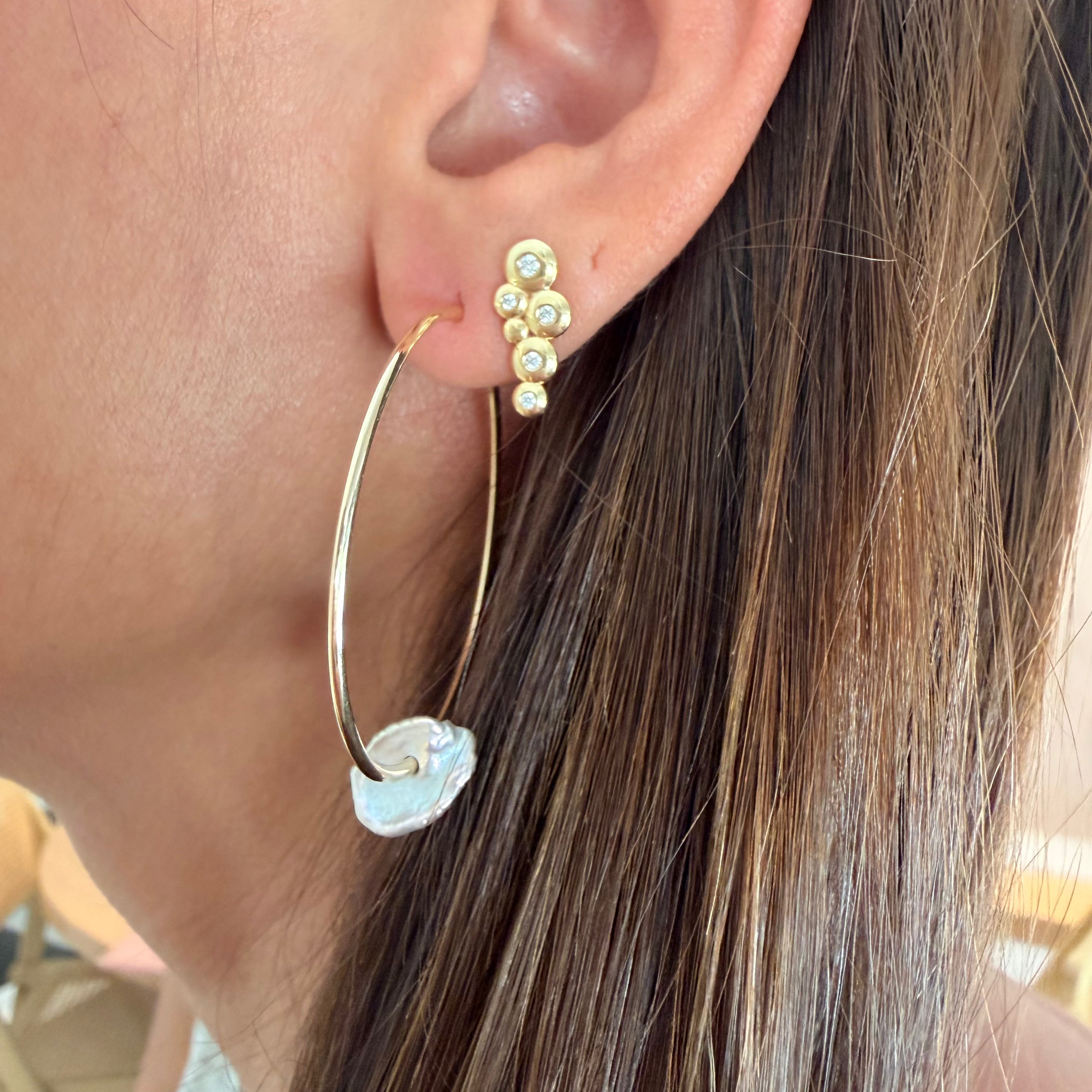 14K Gold thin round hoops with a baroque purple pearl - 40 mm