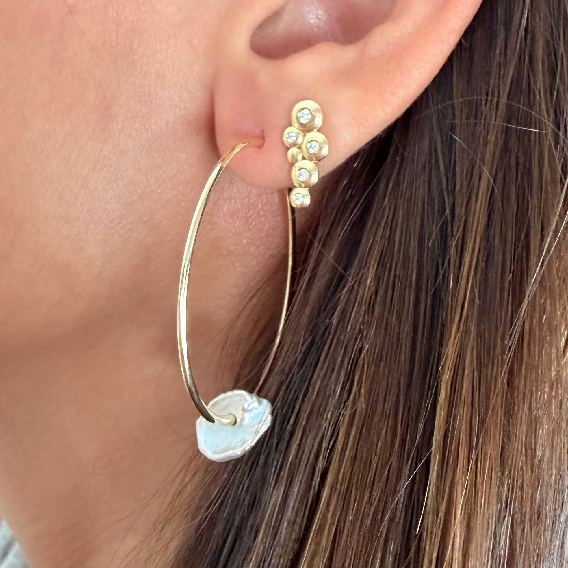 14K Gold thin round hoops with a baroque purple pearl - 40 mm