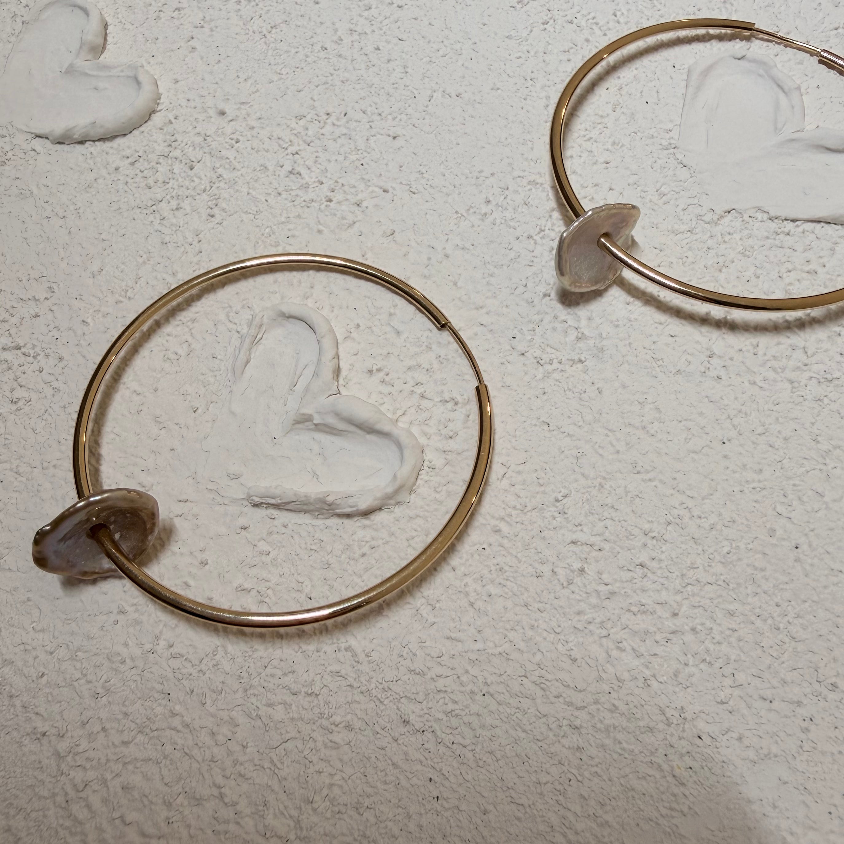 14K Gold thin round hoops with a baroque purple pearl - 40 mm