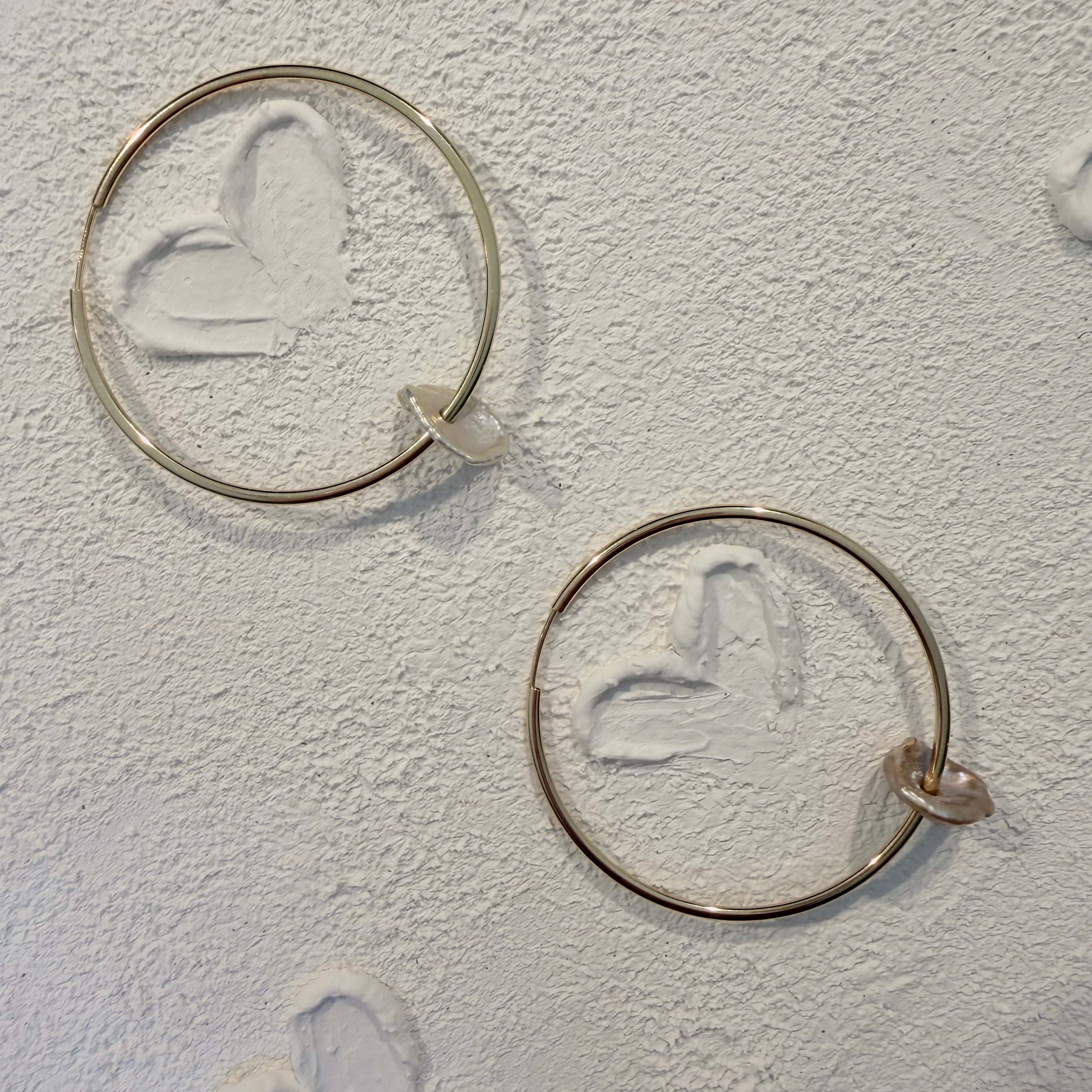 14K Gold thin round hoops with a baroque purple pearl - 40 mm
