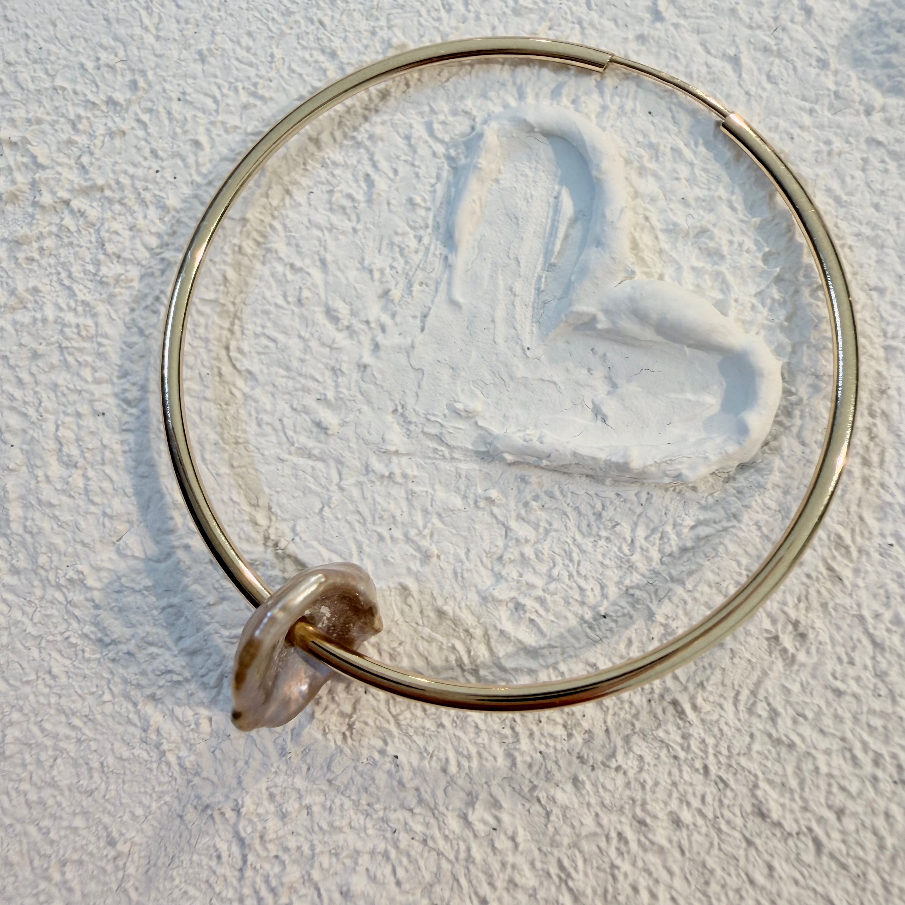 14K Gold thin round hoops with a baroque purple pearl - 40 mm