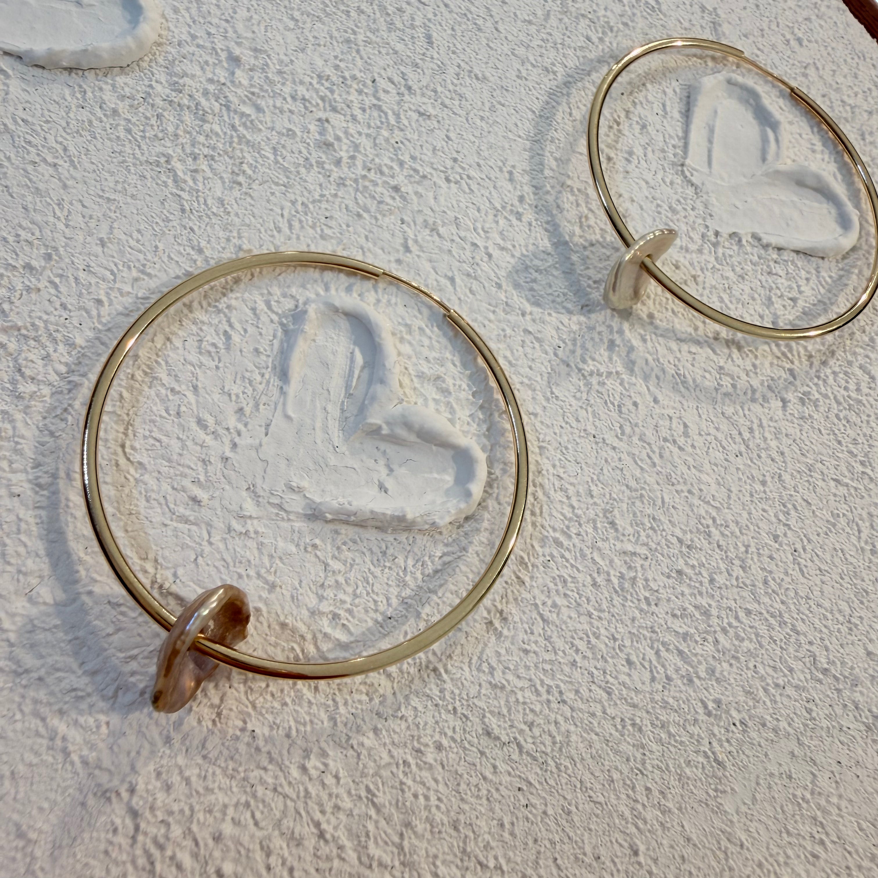 14K Gold thin round hoops with a baroque purple pearl - 40 mm