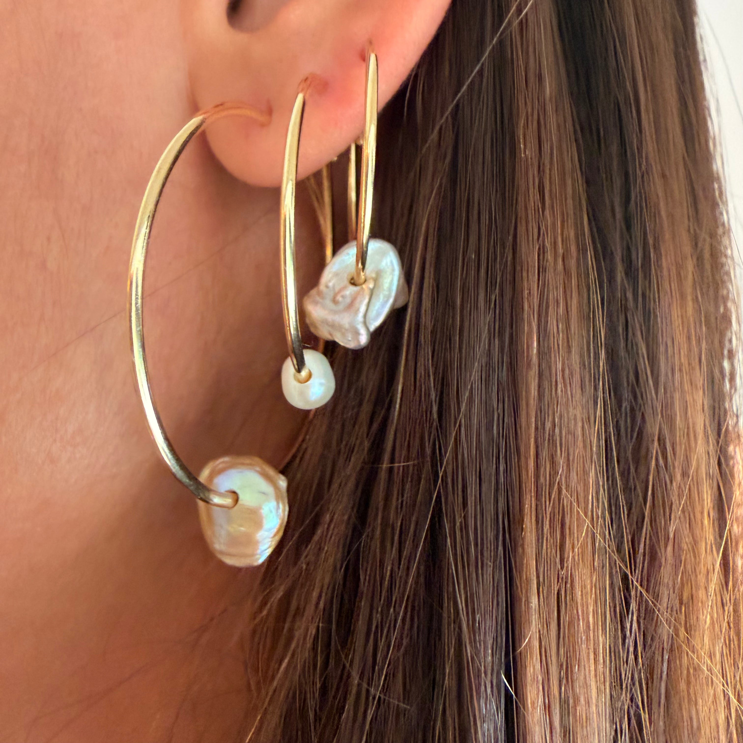 14K Gold thin round hoops with a baroque purple pearl - 40 mm