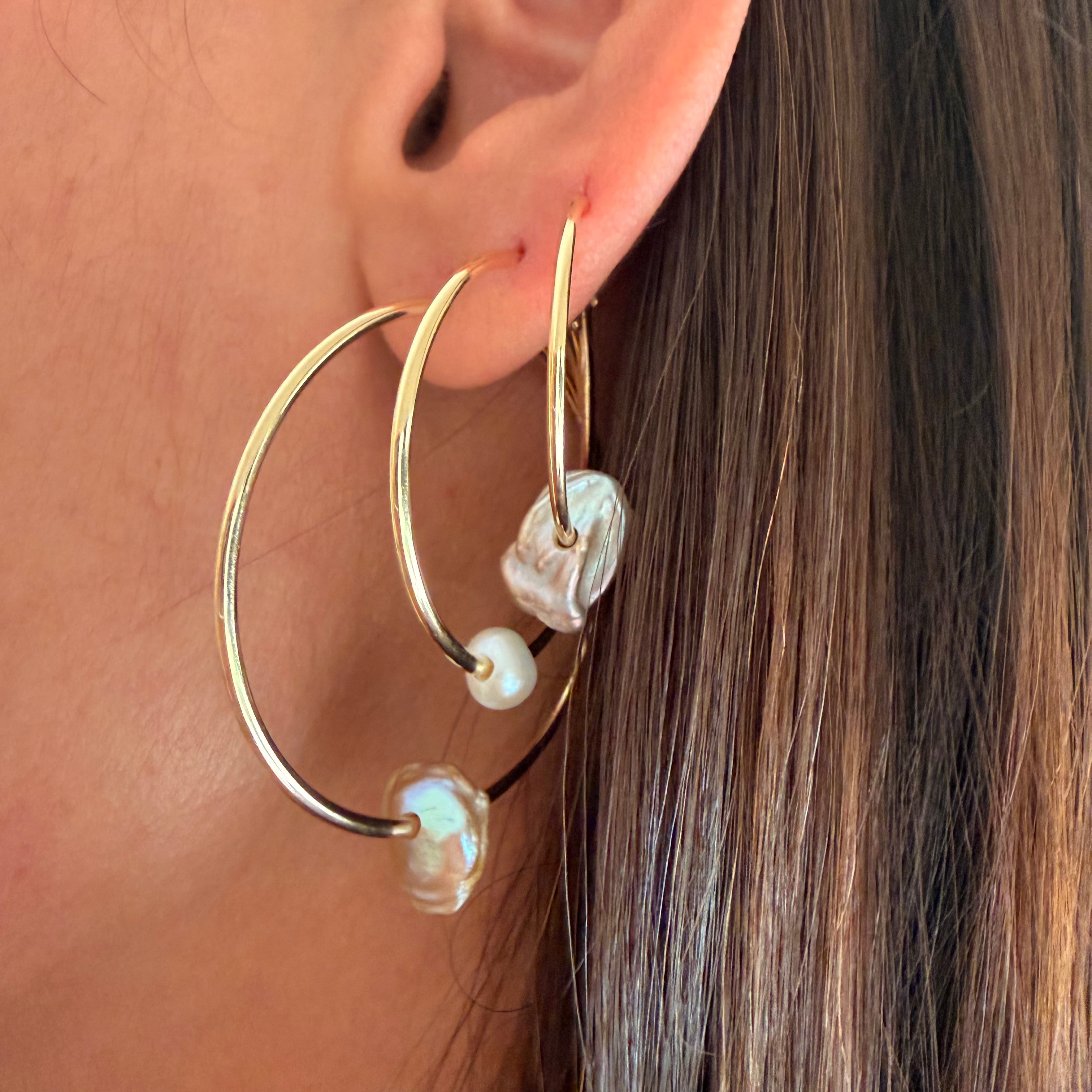 14K Gold thin round hoops with a baroque purple pearl - 40 mm