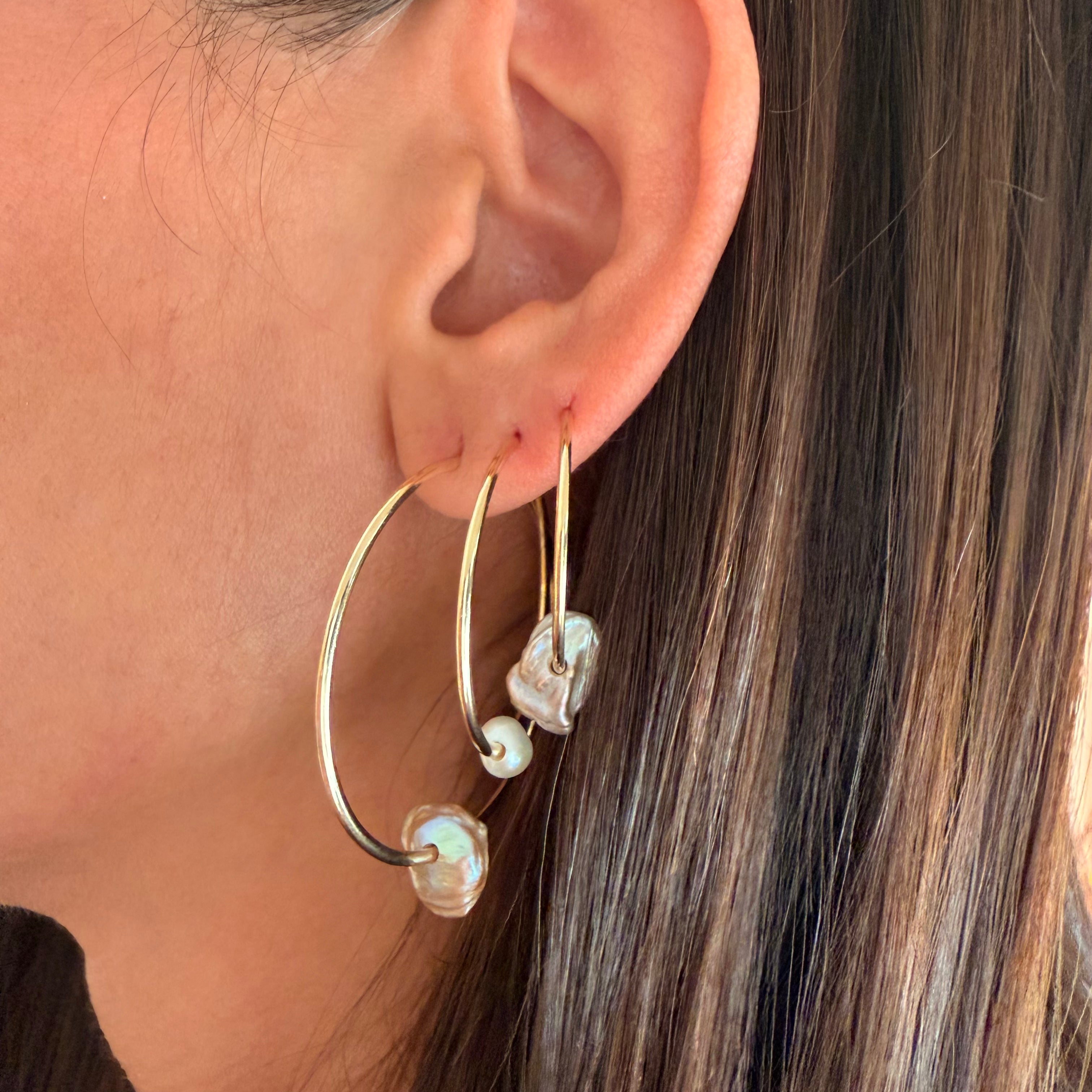 14K Gold thin round hoops with a baroque purple pearl - 25 mm