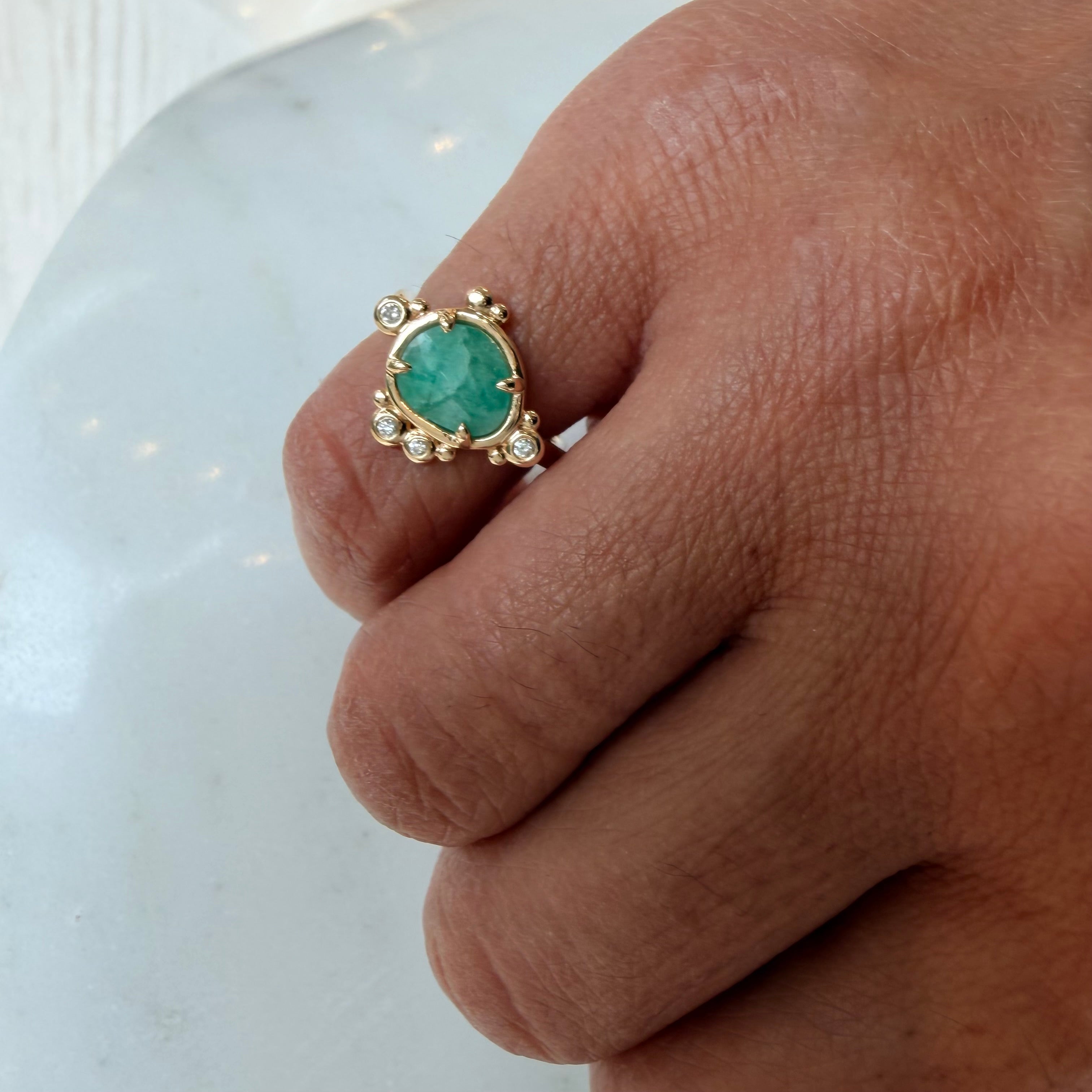 Dreamlight – 14K Gold Ring with Emerald & Diamonds