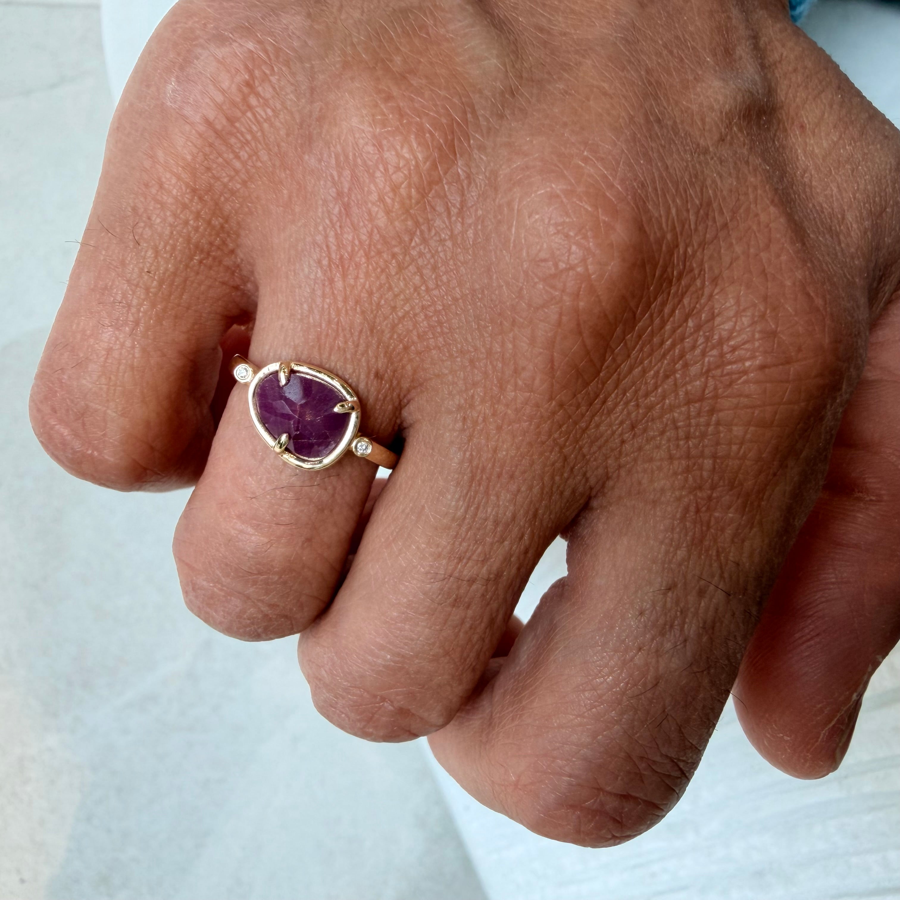 Velvet Hug – 14K Gold Ring with Ruby & Diamond